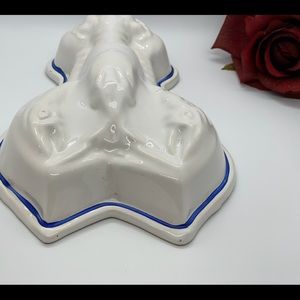 White ceramic lobster mold. Glaze missing in a couple of areas, pls view photos.